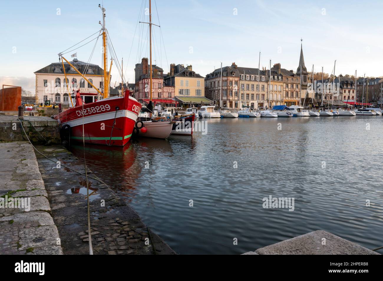 Porto di pesca di Honfleur sulla costa della Normandia in Francia con barche e pescherecci da traino Foto Stock