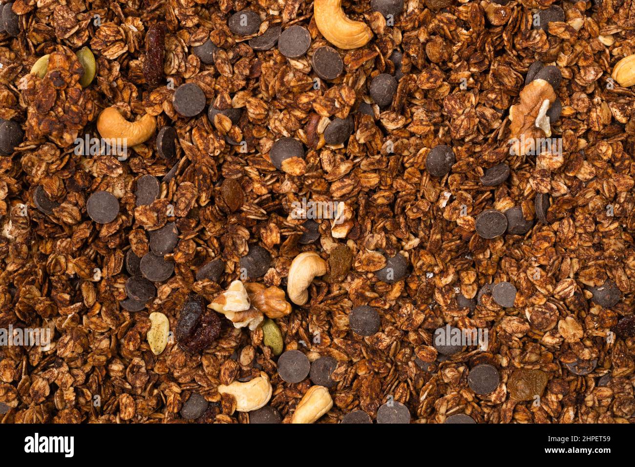 Cereali al cioccolato con fondo a nocciole. Vista dall'alto. Foto Stock