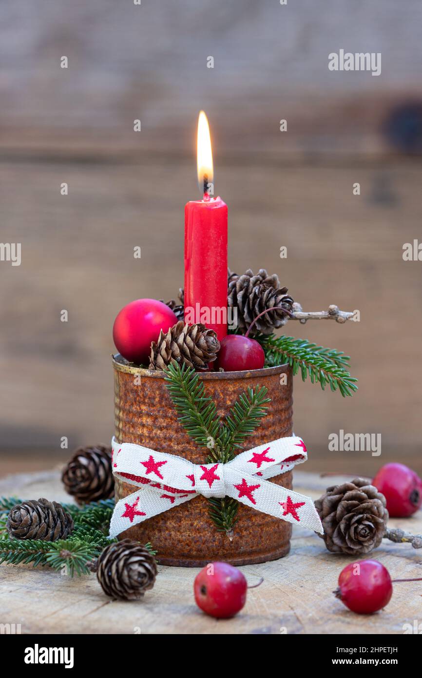 decorazione natalizia con candela rossa, mele granchio e coni Foto Stock