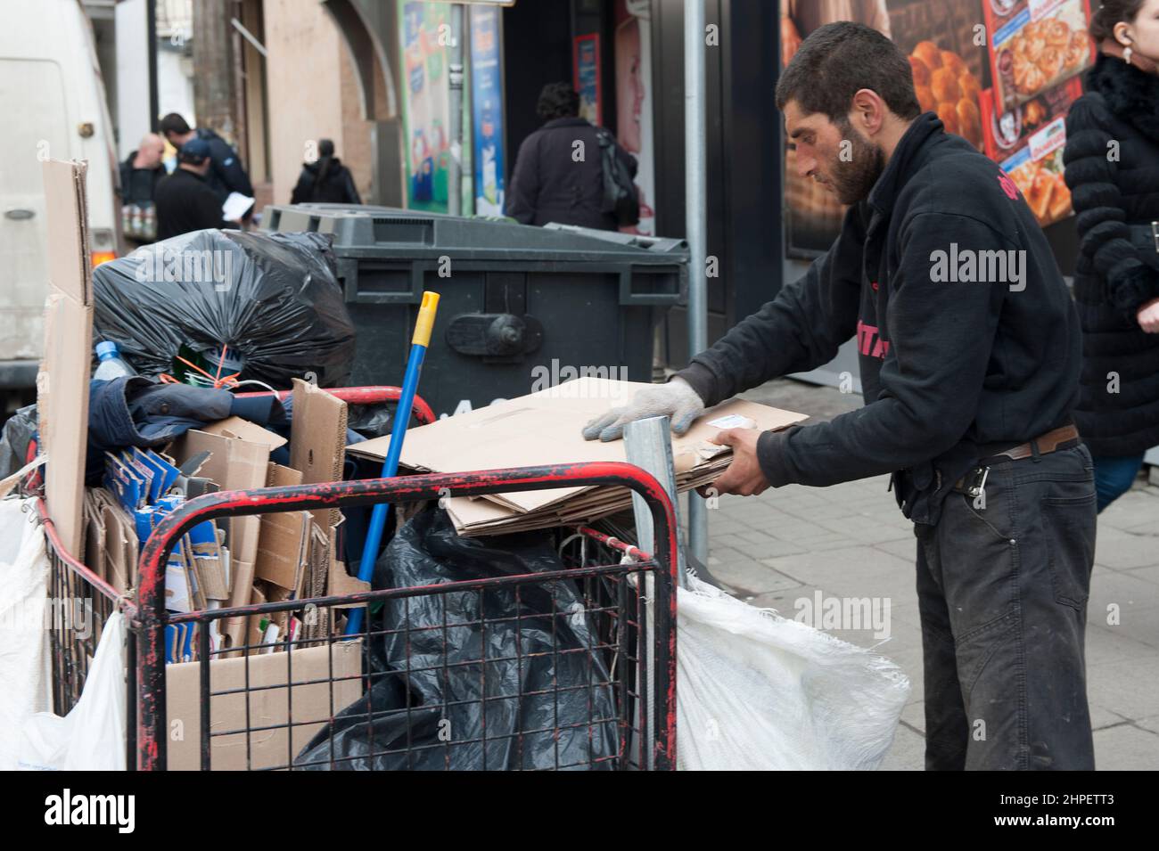 Sofia, Bulgaria. Adulto, maschio Roma che raccoglie i rifiuti di carta e cartone usati nelle strade del centro di Sofia. Dal momento che i Rom sono strutturalmente discri Foto Stock