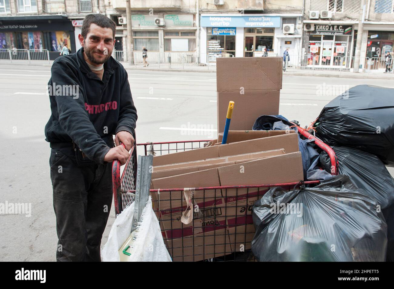 Sofia, Bulgaria. Adulto, maschio Roma che raccoglie i rifiuti di carta e cartone usati nelle strade del centro di Sofia. Dal momento che i Rom sono strutturalmente discri Foto Stock