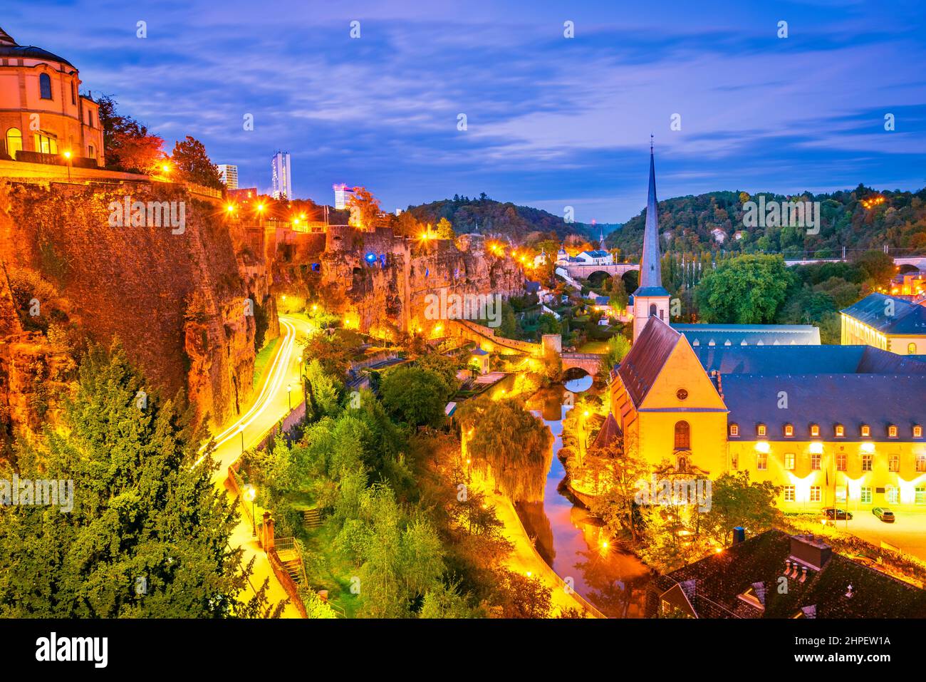 Lussemburgo, Lussemburgo. Immagine del paesaggio urbano della città vecchia sul fiume Alzette, skyline durante il bellissimo tramonto. Foto Stock