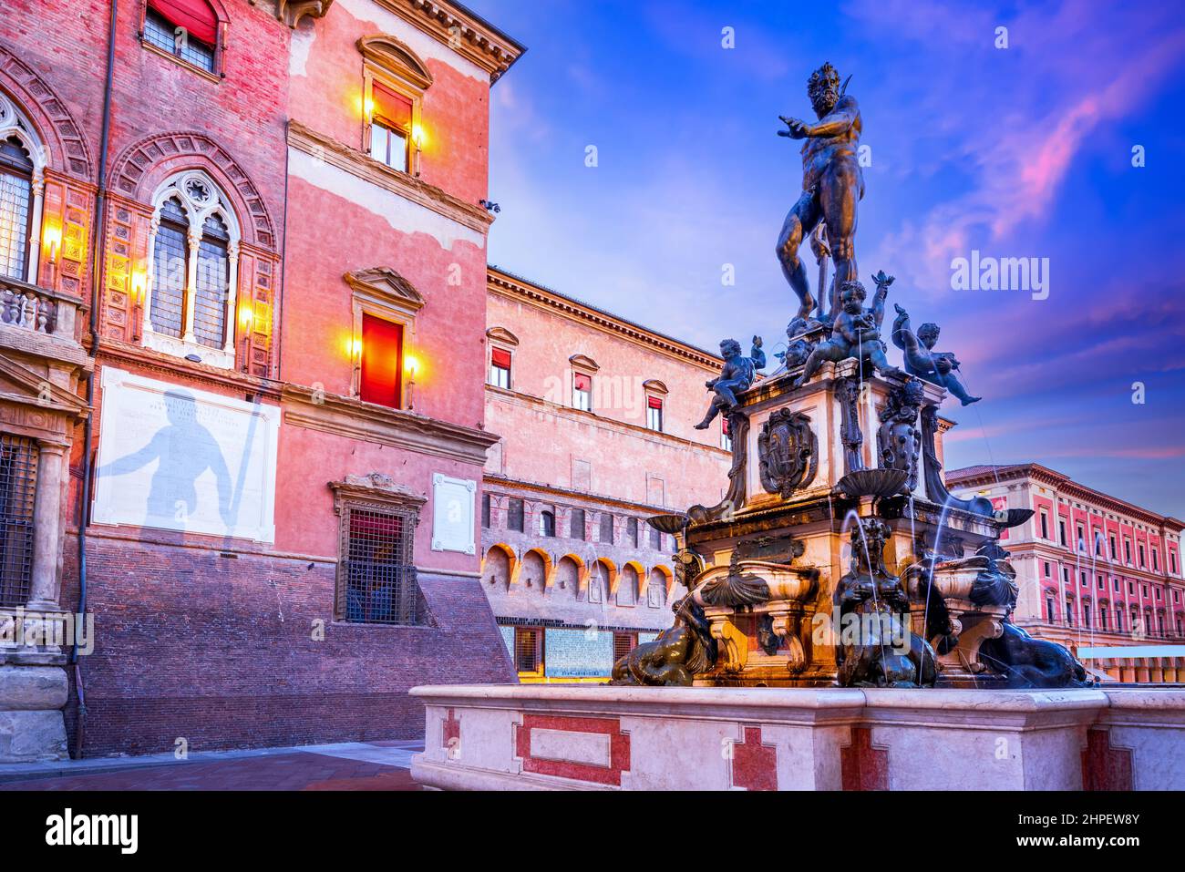 Bologna, Italia. Piazza del Nettuno e Piazza maggiore a Bologna, punto di riferimento in Emilia-Romagna. Foto Stock