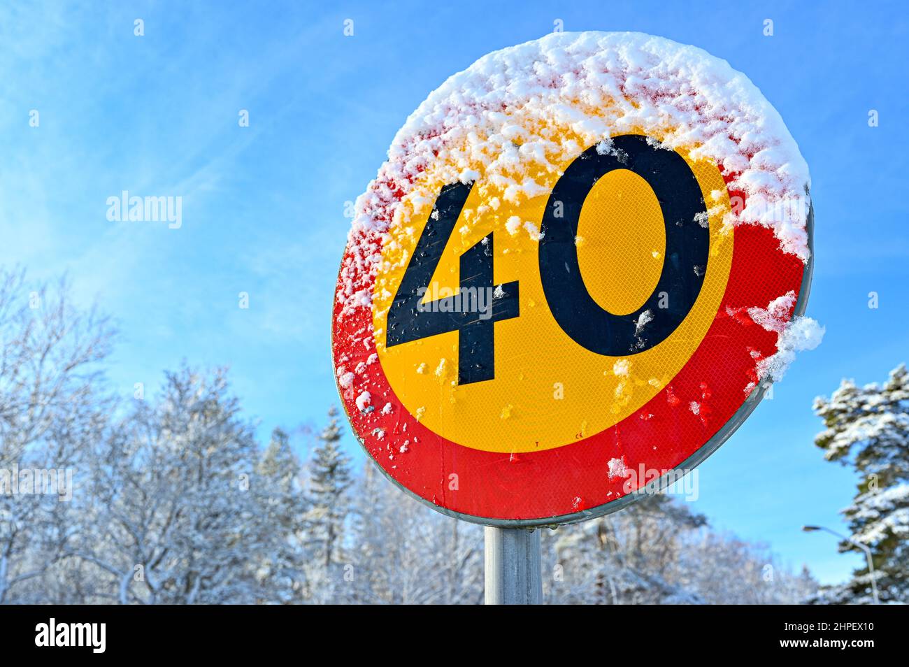segnaletica stradale con limite di velocità di 40 chilometri all'ora Foto Stock