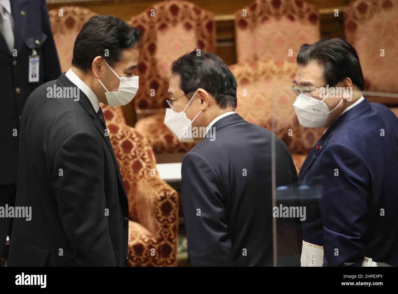 Tokyo, Giappone. 21st Feb 2022. Il primo ministro giapponese Fumio Kishida (C) sorride con il ministro della politica fiscale Daishiro Yamagiwa (L) e il ministro della Sanità Shigeyuki Goto mentre lasciano la sessione del comitato di bilancio della Camera bassa alla Dieta Nazionale di Tokyo lunedì 21 febbraio 2022. Il comitato di bilancio della Lower House ha approvato il bilancio fiscale 2022 del governo. Credit: Yoshio Tsunoda/AFLO/Alamy Live News Foto Stock