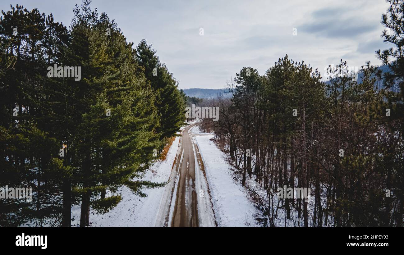 Un verde vibrante copre la terra con la strada vuota nella valle. Foto Stock