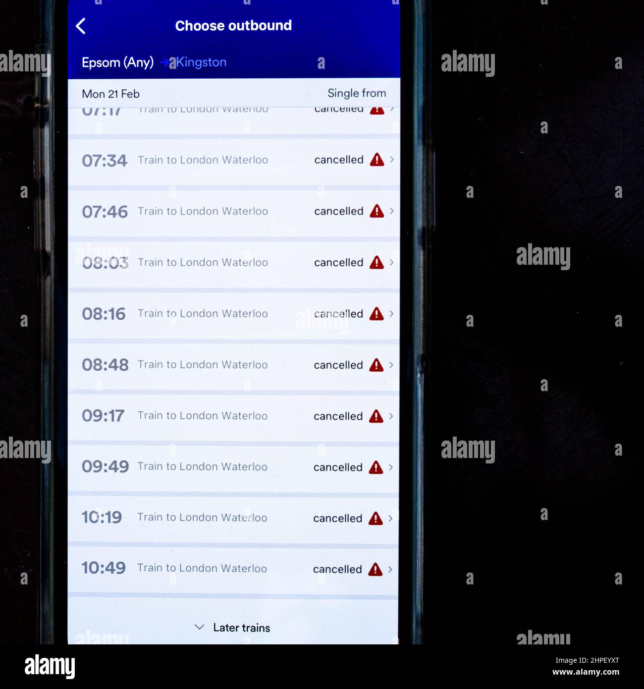 Epsom Surrey UK, febbraio 21 2022, ha annullato i treni durante la Storm Force Winds intorno a Londra UK su Uno schermo del telefono cellulare Foto Stock