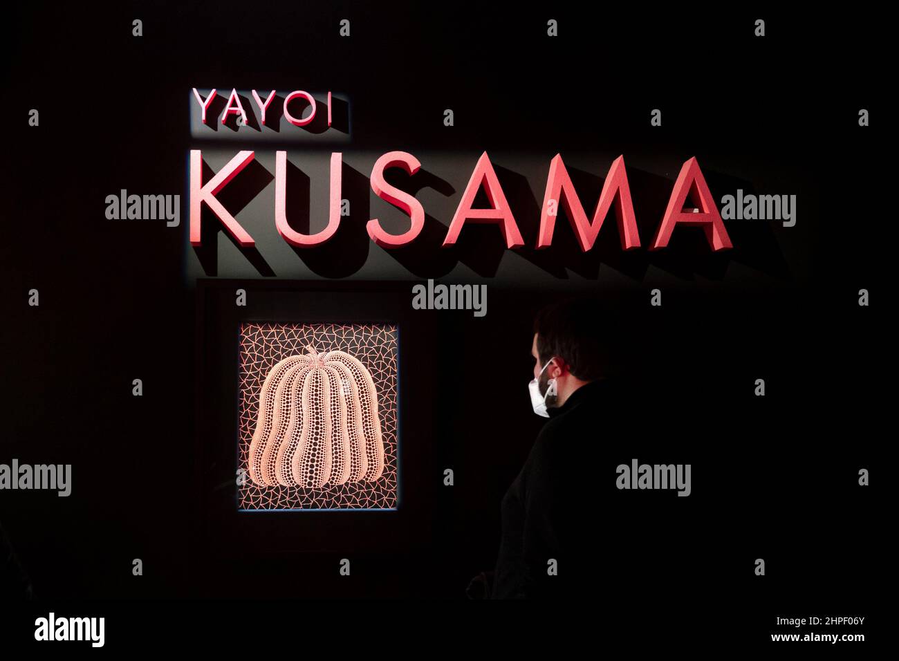 Un visitatore del museo d'arte MOCO di Amsterdam all'esposizione dell'artista giapponese Yayoi Kusuma. Foto Stock
