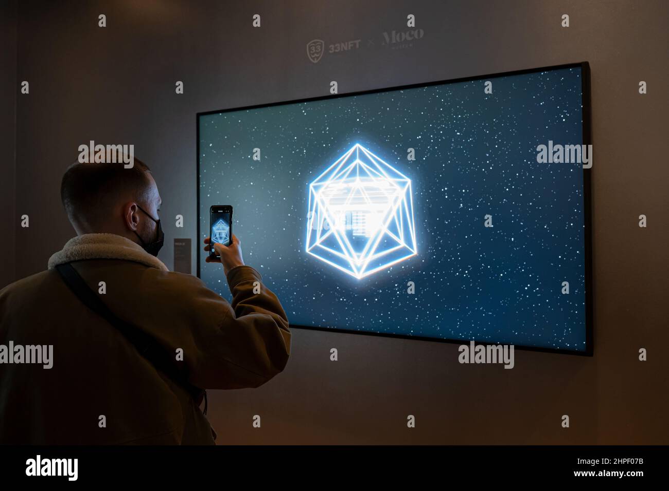 Visitatori del museo d'arte Moco di Amsterdam in una mostra di un NFT da collezionista anonimo 33NFT. Foto Stock