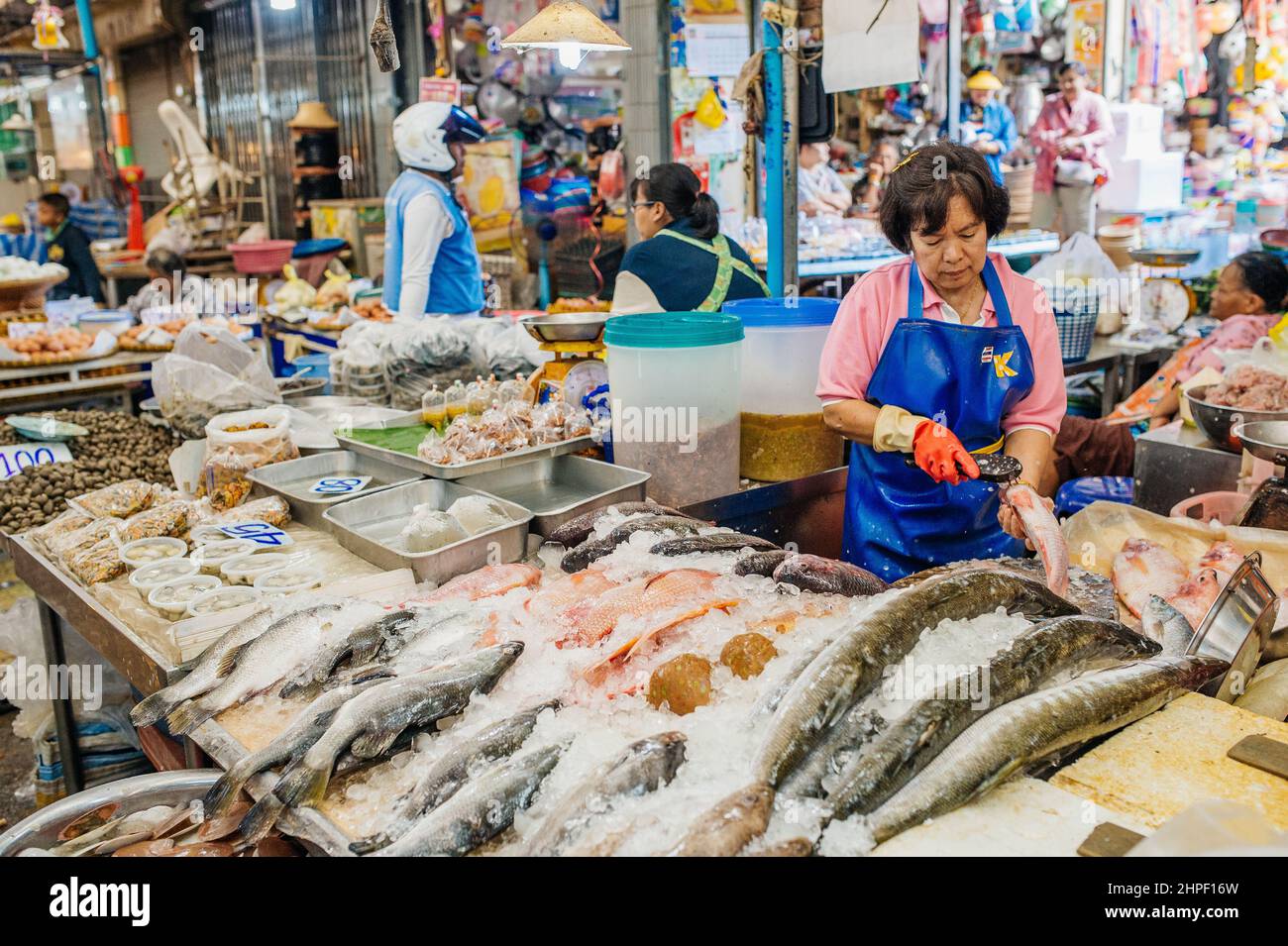 Pesce in vendita al mercato coperto di Chatchai a Hua Hin. Hua Hin è una delle destinazioni di viaggio più popolari in Thailandia. Foto Stock