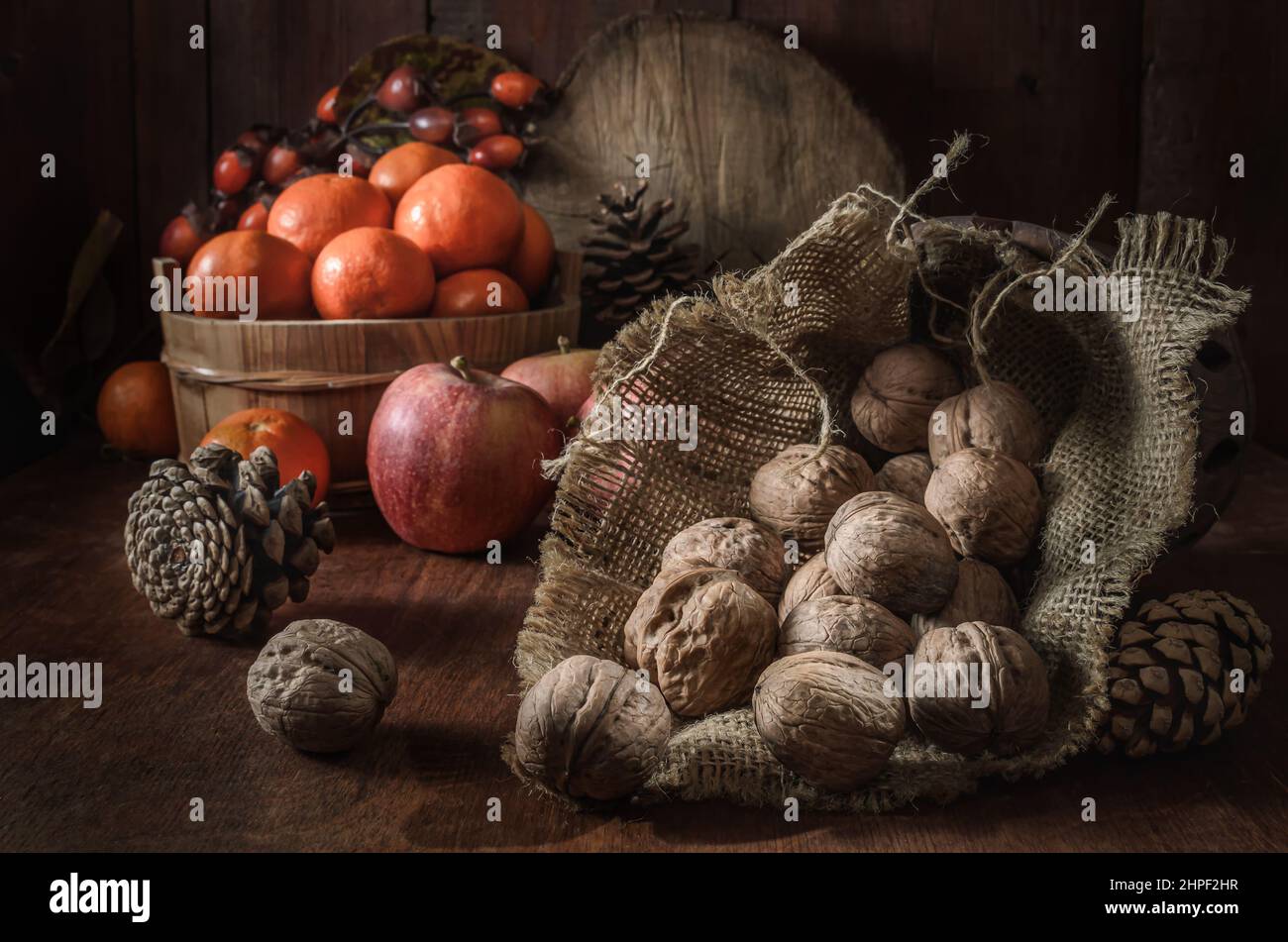 noci e altri frutti su sfondo di legno scuro Foto Stock