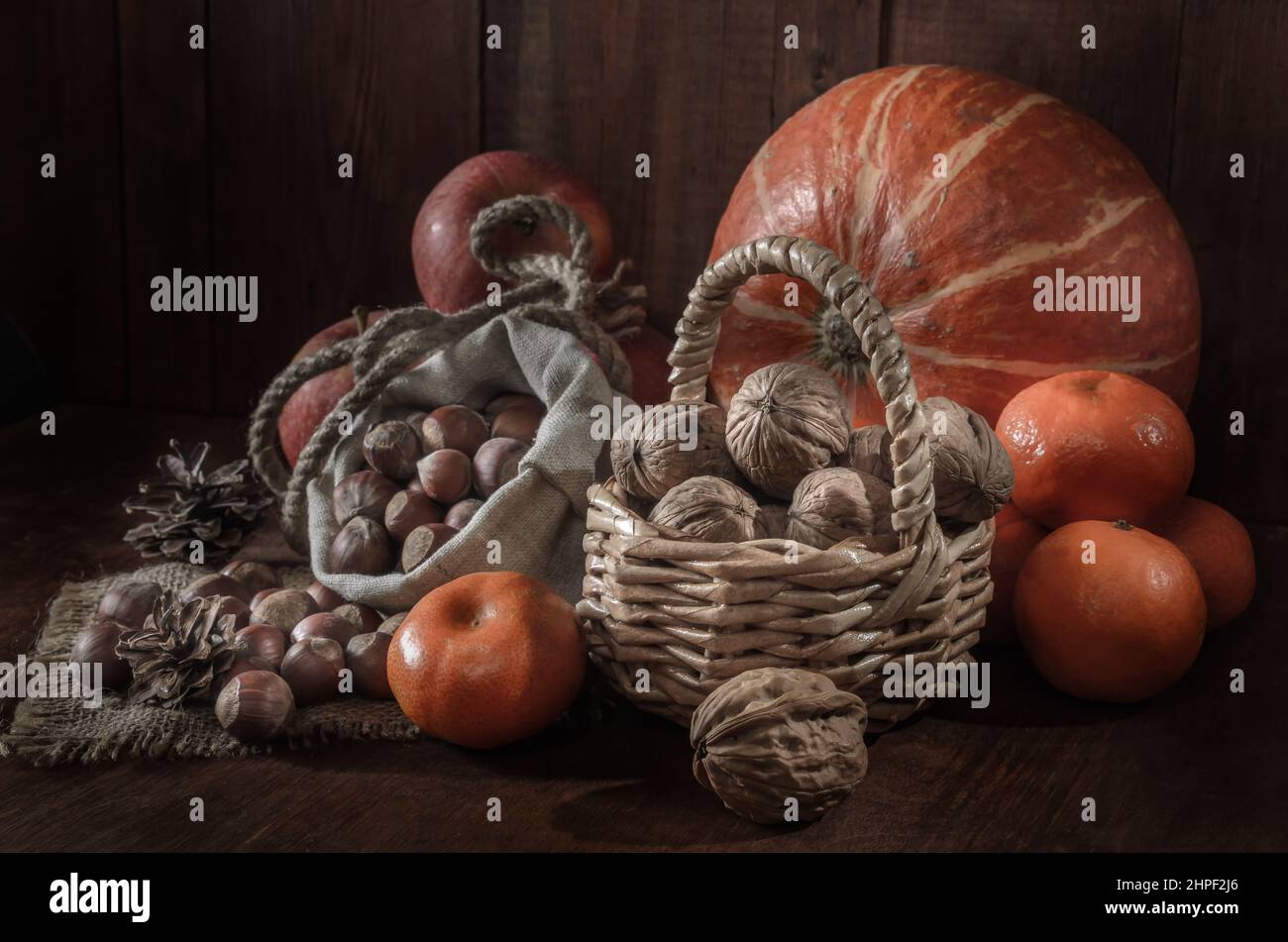 noci e altri frutti su sfondo di legno scuro Foto Stock