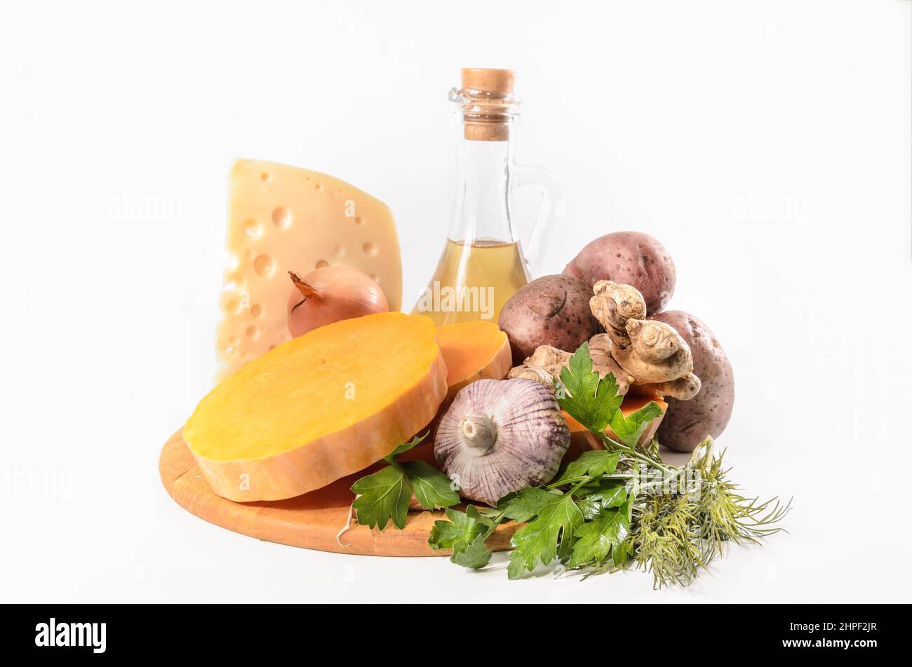 zucca e ingredienti per casseruola di zucca con formaggio su sfondo chiaro Foto Stock