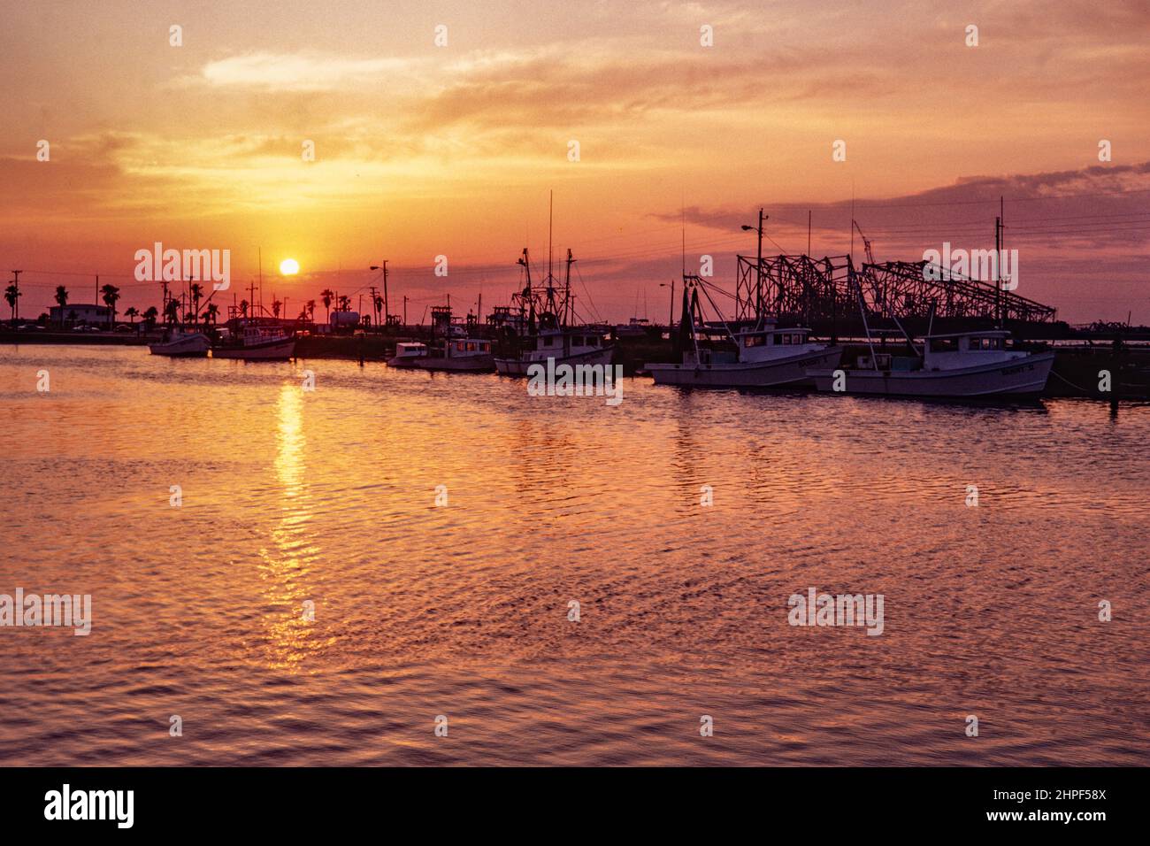 Barche di gamberi all'alba sull'isola di Mustang, Port Aransas, Texas. Foto Stock