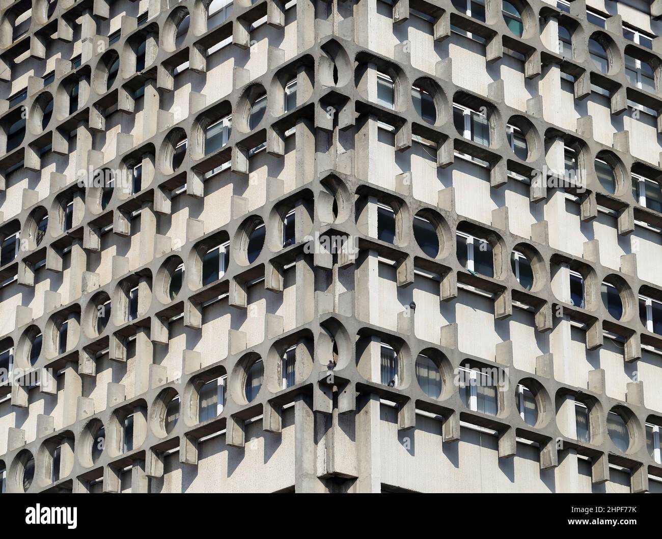 Sfondo fotografico di un edificio insolito con ornamenti geometrici e finestre Foto Stock