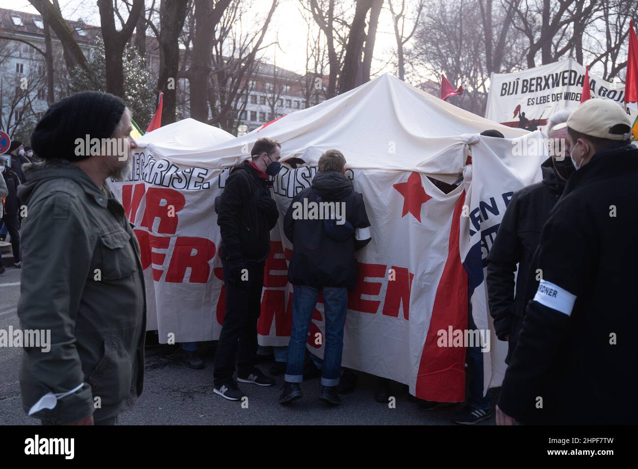 Monaco di Baviera, Germania. 19th Feb 2022. Partecipanti con banner. Il 19 febbraio 2022, migliaia di partecipanti si sono riuniti per manifestare contro la Conferenza sulla sicurezza di Monaco, contro la guerra e la NATO e per la pace. Quest'anno al MSC, temi come il conflitto Russia-Ucraina vengono affrontati senza la partecipazione della Russia. (Foto di Alexander Pohl/Sipa USA) Credit: Sipa USA/Alamy Live News Foto Stock