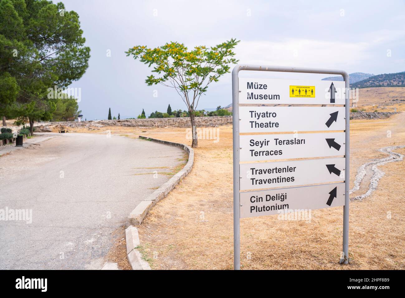 Cartello che indica la direzione per le attrazioni di Pamukkale, Turchia, Castello di Cotton. Foto Stock