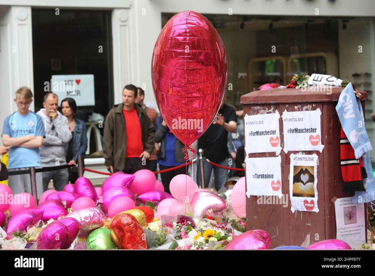 Un enorme tributo floreale alle vittime del bombardamento di Manchester Foto Stock