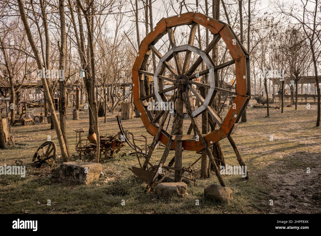 Vecchia ruota di legno nella fattoria di cavalli Foto Stock