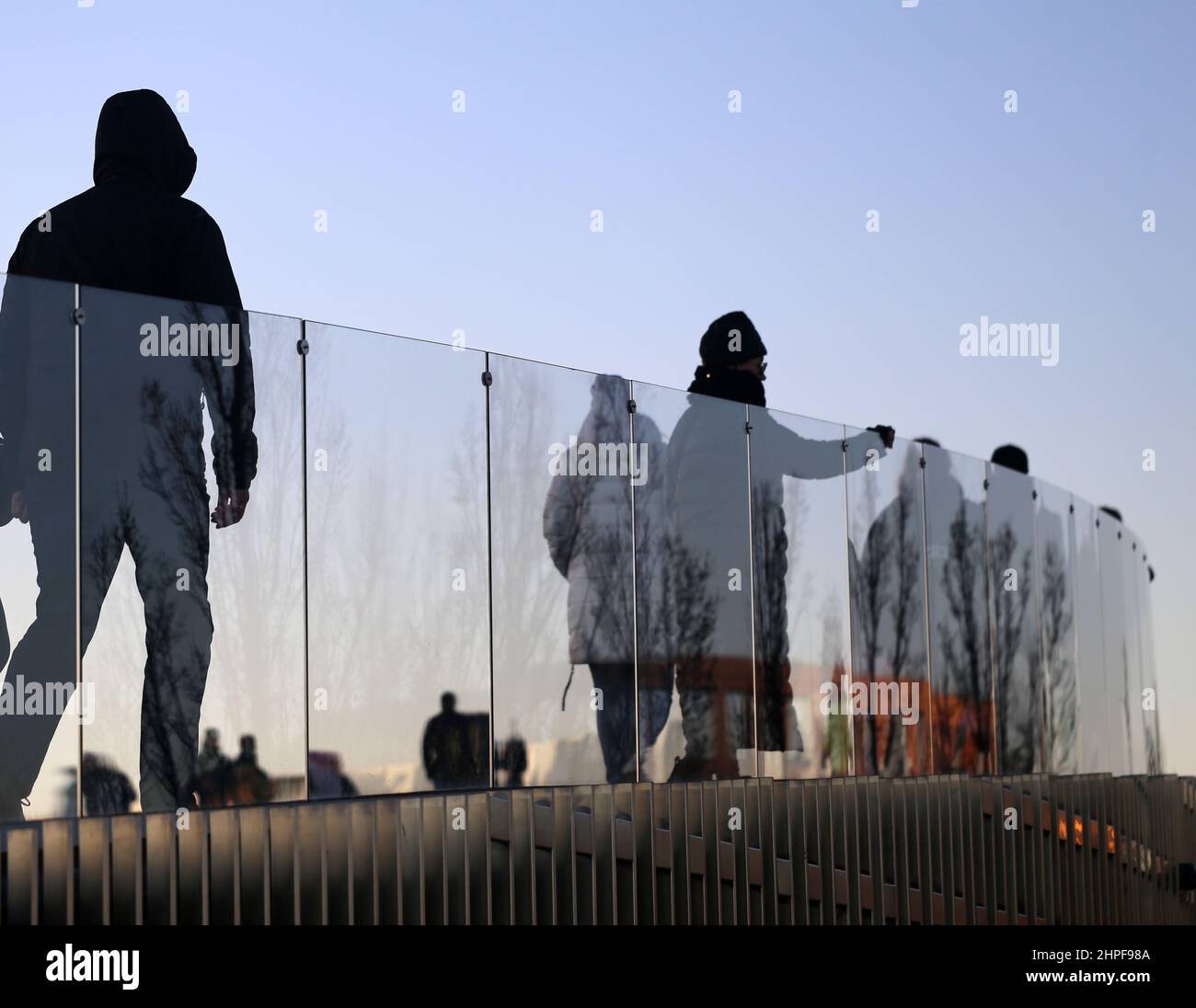Foto silhouette di persone nel parco in primavera Foto Stock