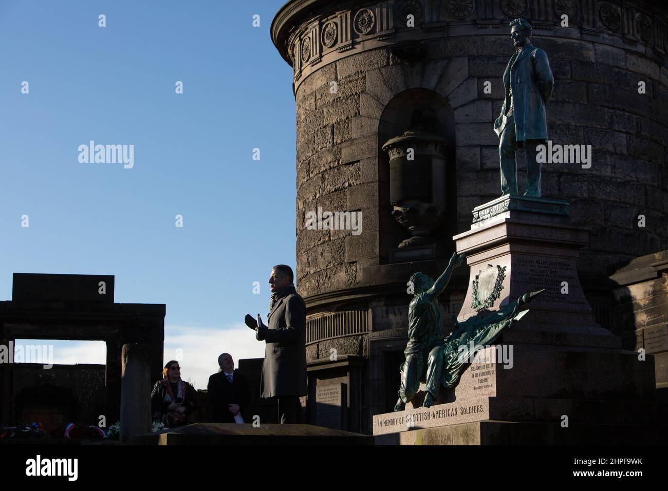 Edimburgo, Regno Unito, 21st Feb 2022. Il PresidentsÕ giorno 2022 (21st feb.), le ghirlande sono state posate ai piedi della statua di Abraham Lincoln recentemente restaurata e del memoriale di guerra all'Old Calton Burial Ground Cemetery. La nuova tradizione annuale è stata avviata dalla White House Historical Association, un'organizzazione non partigiana e senza scopo di lucro dedicata a preservare, proteggere e fornire accesso alla storia della Casa Bianca. A Edimburgo, Scozia, 21 febbraio 2022. Photo credit: Jeremy Sutton-Hibbert/Alamy Live News. Il Console Generale degli Stati Uniti Jack Hillmeyer (nella foto) ha deposto una corona a nome dell'associazione e. Foto Stock