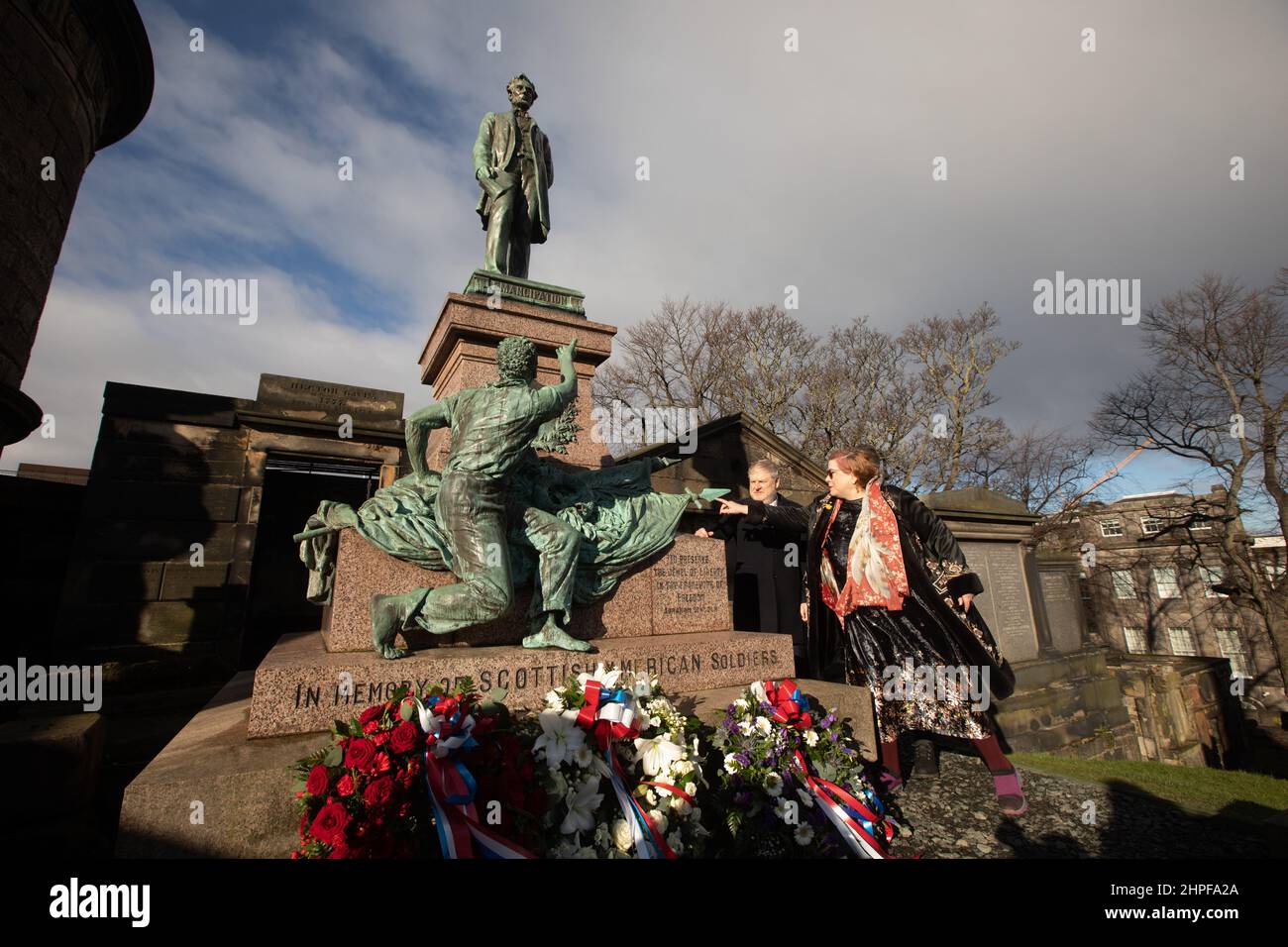 Edimburgo, Regno Unito, 21st Feb 2022. Il PresidentsÕ giorno 2022 (21st feb.), le ghirlande sono state posate ai piedi della statua di Abraham Lincoln recentemente restaurata e del memoriale di guerra all'Old Calton Burial Ground Cemetery. La nuova tradizione annuale è stata avviata dalla White House Historical Association, un'organizzazione non partigiana e senza scopo di lucro dedicata a preservare, proteggere e fornire accesso alla storia della Casa Bianca. A Edimburgo, Scozia, 21 febbraio 2022. Photo credit: Jeremy Sutton-Hibbert/Alamy Live News. Il Console Generale degli Stati Uniti Jack Hillmeyer ha messo una corona per conto dell'associazione e del G degli Stati Uniti Foto Stock