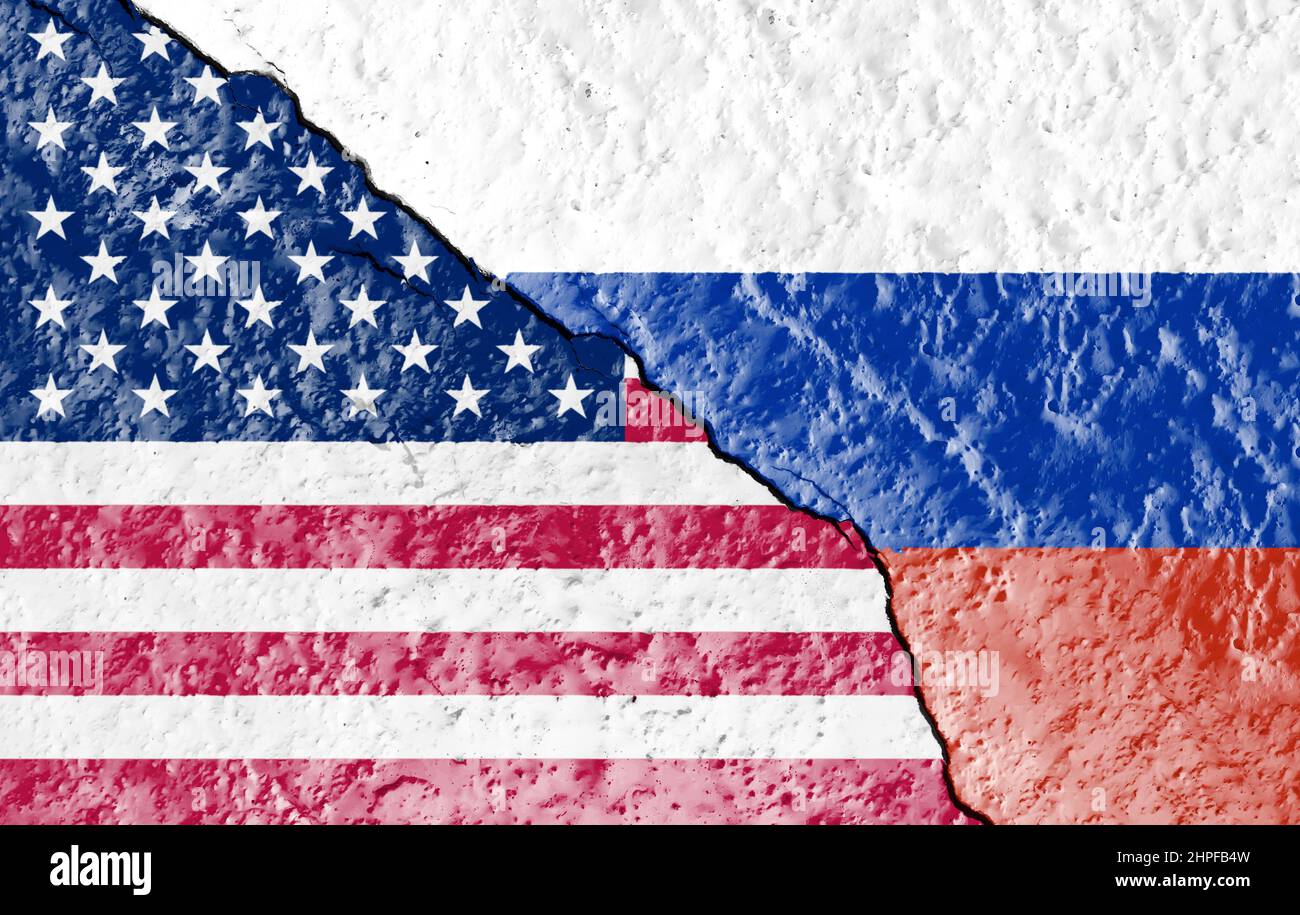 Le bandiere degli Stati Uniti e della Russia dipindevano su un muro rovinato e divise da una spaccatura diagonale. Relazioni diplomatiche internazionali. Foto Stock