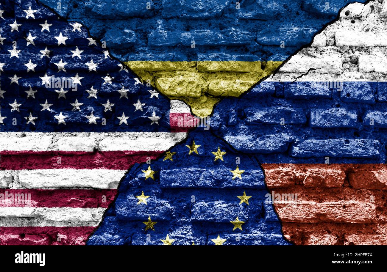Le bandiere degli Stati Uniti, dell'Ucraina, dell'Europa e della Russia dipindevano su un muro rovinato e divise da una spaccatura. Relazioni diplomatiche internazionali. Foto Stock