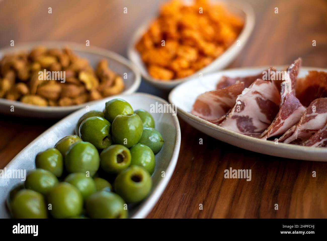 Deliziosa selezione leggera di insalate vivaci e spuntini per chi ha uno stile di vita sano. Foto Stock