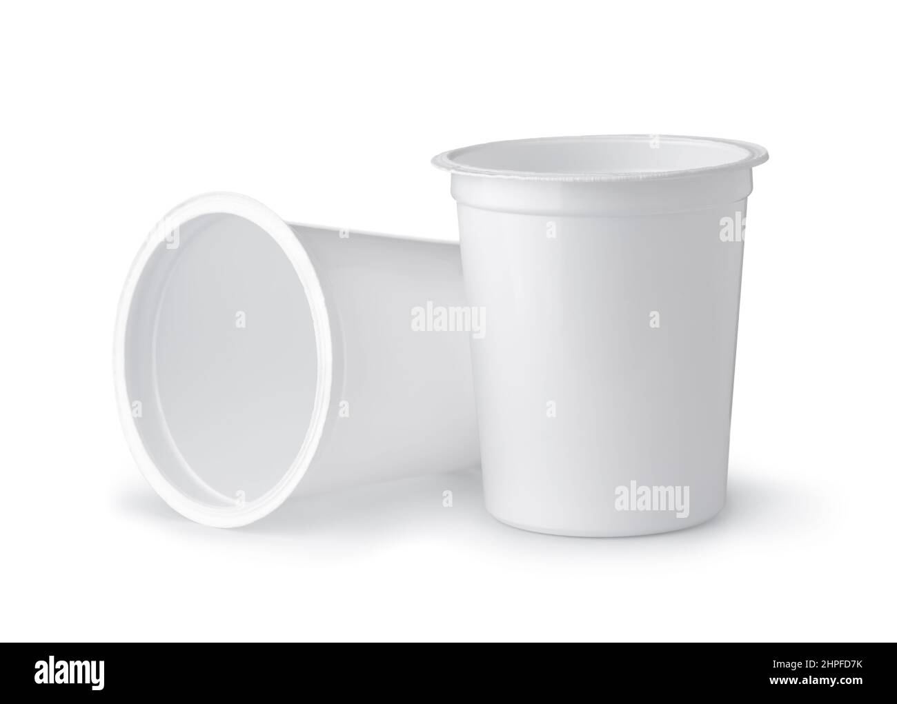 Vista frontale di due contenitori monouso vuoti di plastica per latticini isolati su bianco Foto Stock