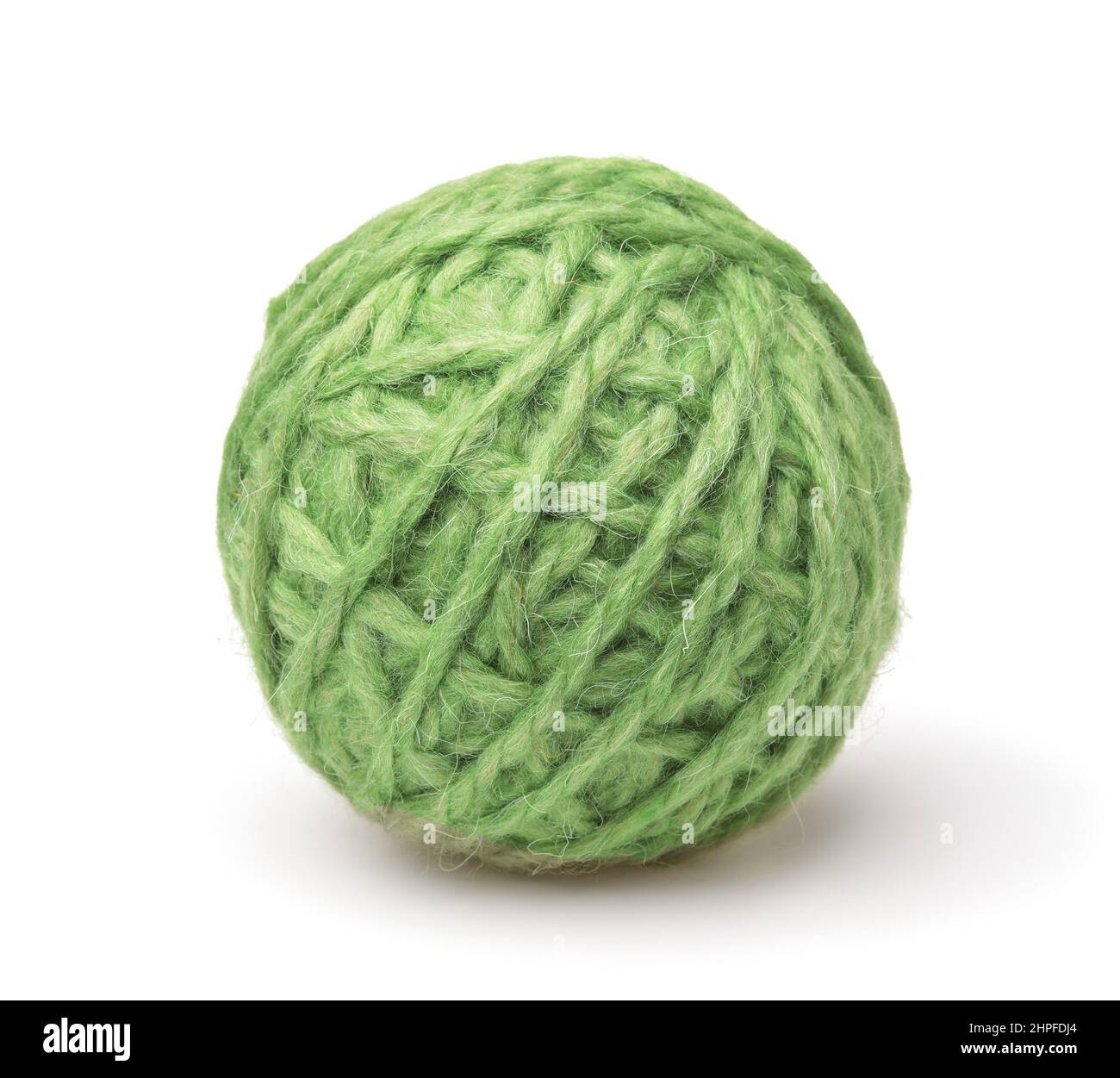 Vista frontale della palla di filo di lana verde oliva isolata su bianco Foto Stock