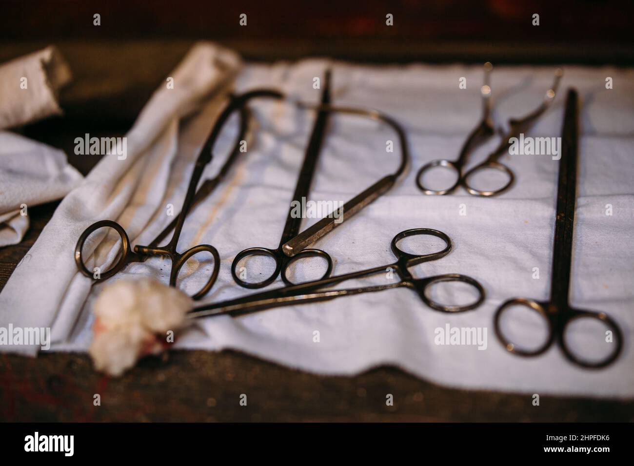 Strumenti chirurgici per interventi medici su un tavolo di legno. Foto Stock