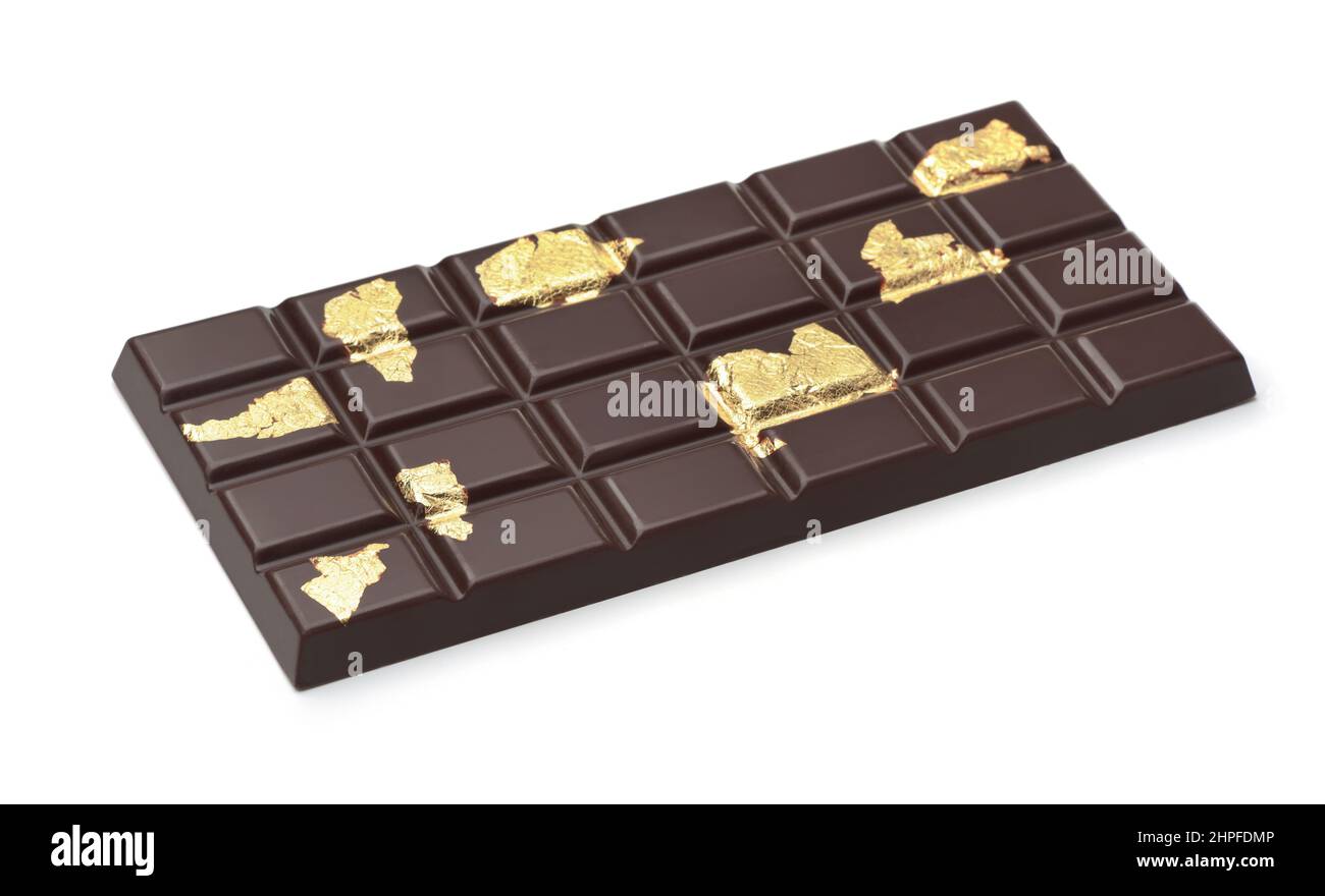 Barra di cioccolato con pezzi di foglia d'oro commestibile isolato su bianco Foto Stock