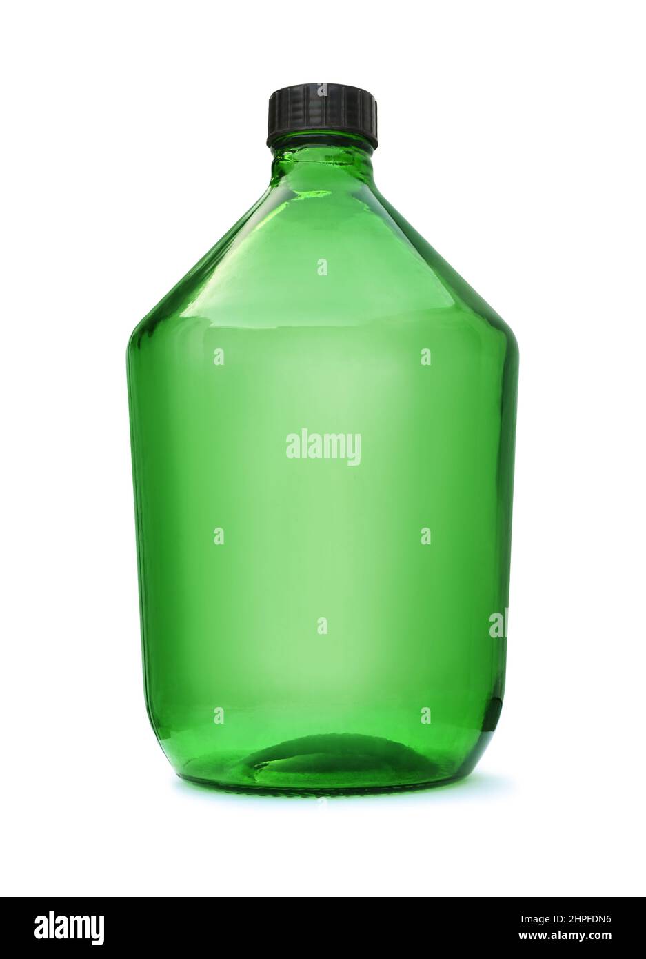 Vista frontale della grande bottiglia di vetro verde vuota isolata su bianco Foto Stock