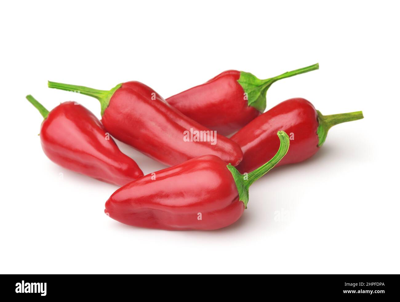 Gruppo di peperoni rossi jalapeno maturi isolati su bianco Foto Stock