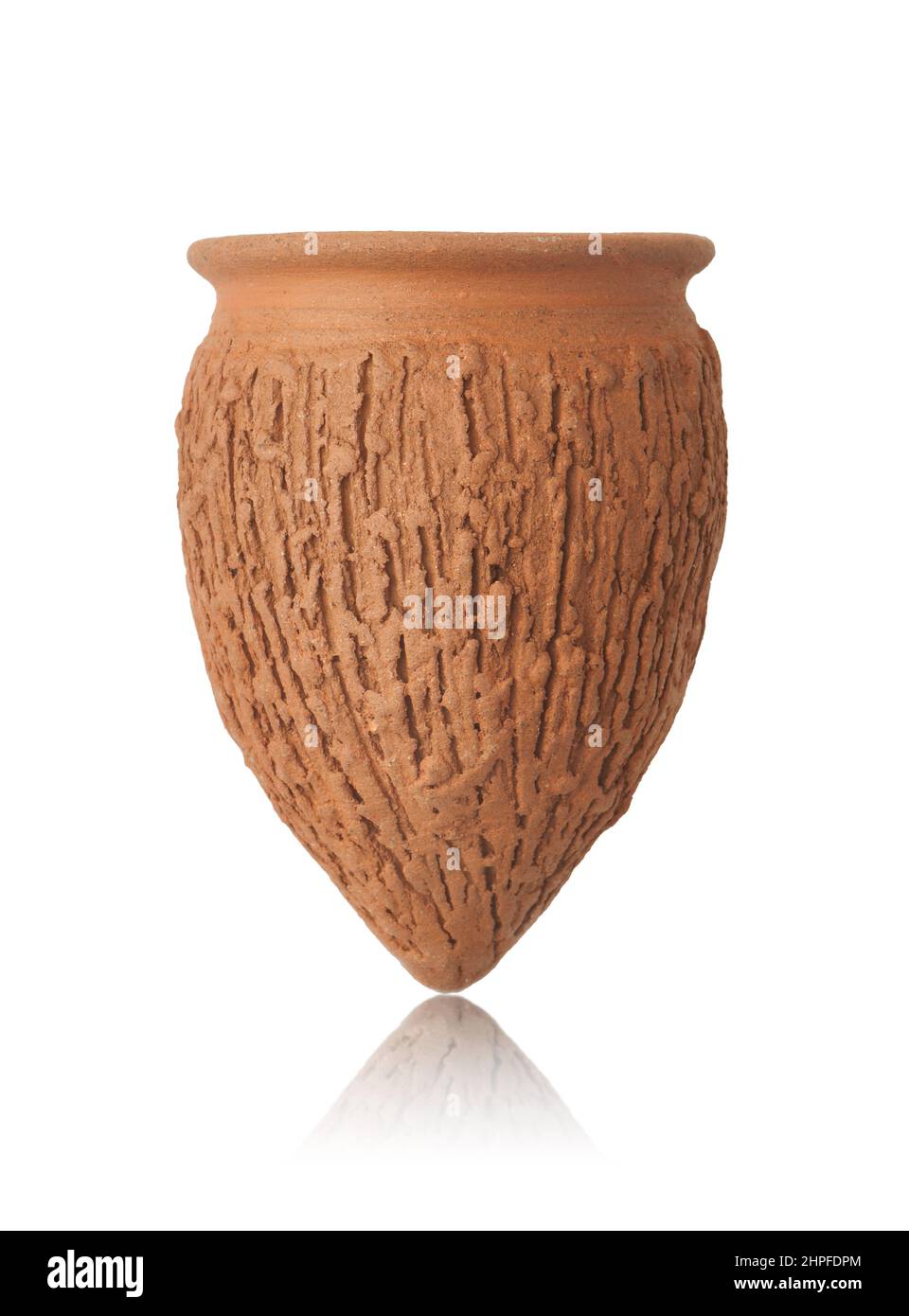 Vista frontale di vetro sparato in argilla sotto forma di vaso tradizionale qvevri per vinificazione isolato su bianco Foto Stock