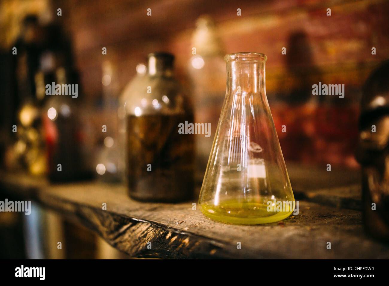 Bottiglia medica antica. Mistero scuro Halloween concetto Foto Stock