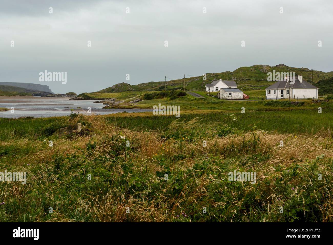 Vista della costa atlantica nell'Irlanda del Nord durante l'estate Foto Stock
