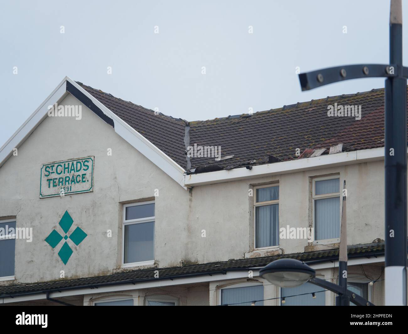Blackpool, Regno Unito. 21st Feb 2022. Notizie meteo. Molti tetti di Blackpool sono privi di piastrelle dalle tempeste che hanno colpito il resort nell'ultima settimana. Credit: Gary Telford/Alamy Live News Foto Stock