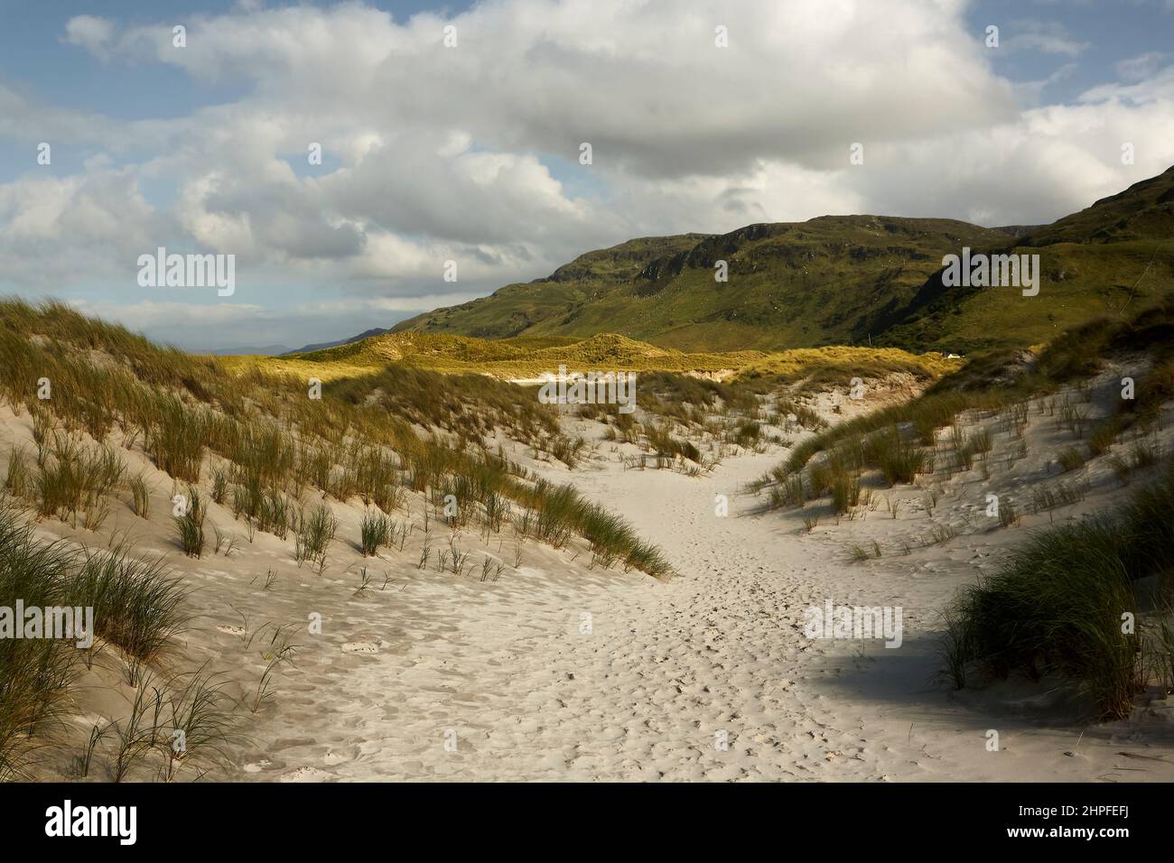 Vista sulla spiaggia con dune sabbiose nell'Irlanda del Nord Foto Stock
