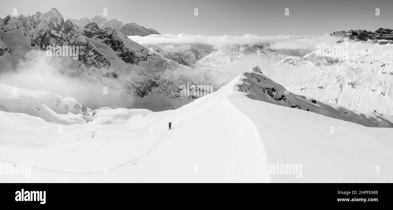 Scialpinismo nella riserva naturale di Aiguilles Rouges, Chamonix, Francia Foto Stock