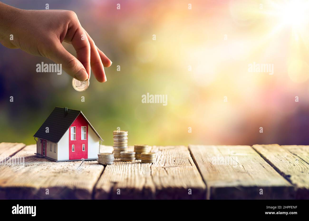 Immobiliare - monete di casa e di denaro per concetti di investimento Foto Stock