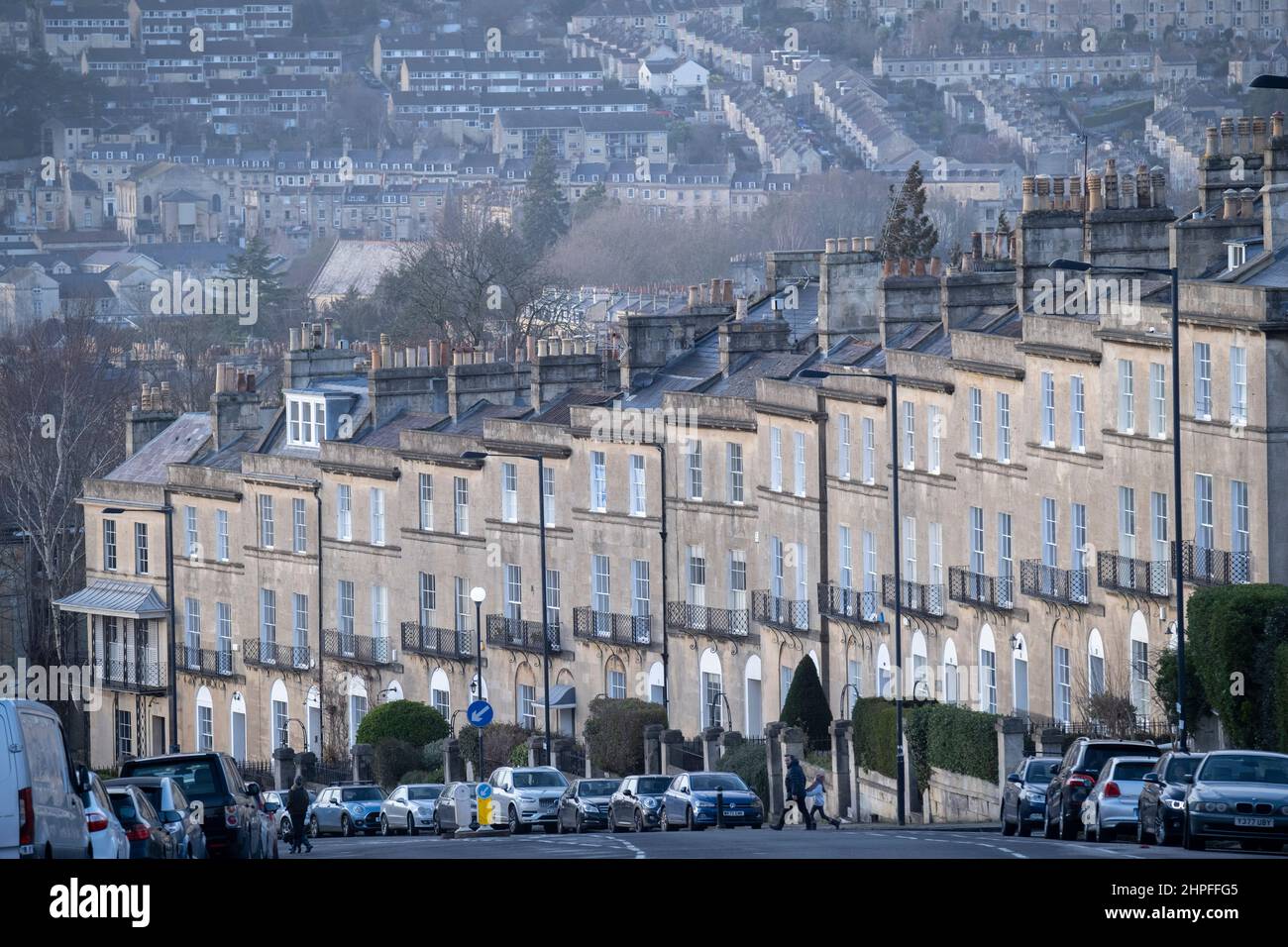 Viste da Bathwick Hill sono case terrazzate in primo piano a Dunsford Place su Bathwick Hill e in lontananza, un paesaggio urbano di proprietà collinari intorno alla città di Bath, il 19th febbraio 2022, a Bath, Inghilterra. La città termale di Bath era in epoca romana conosciuta come Aquae Sulis ('le acque di Sulis' c. 60 d.C.) e nel 2019 la sua popolazione era di 101.106 abitanti. Foto Stock