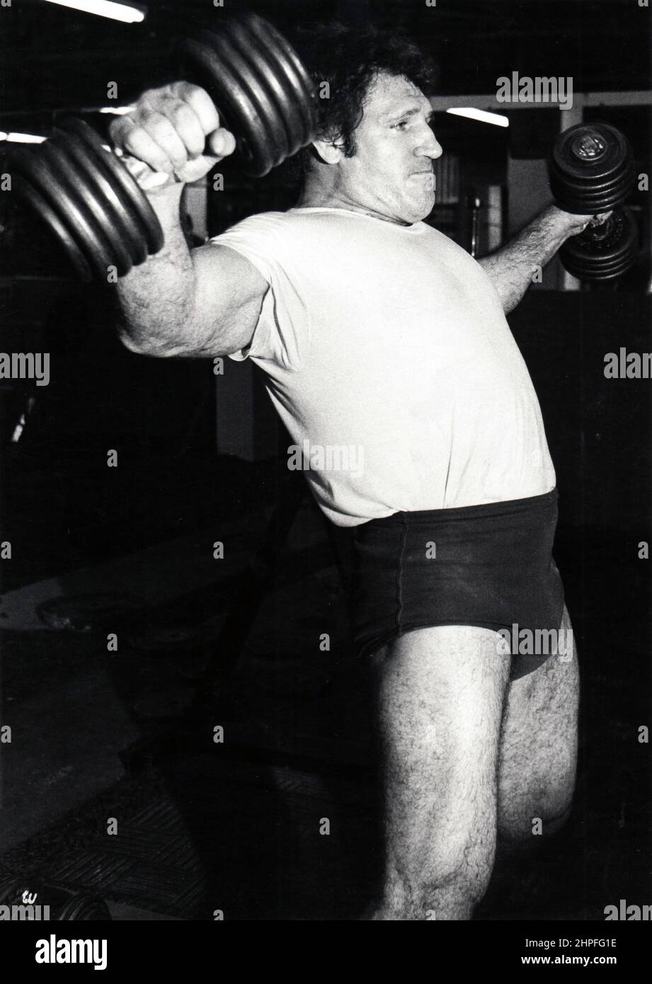 La leggenda del wrestling Bruno Sammartino lavora con pesi pesanti al Mid City Health Club di Midtown, Manhattan, New York. Foto Stock