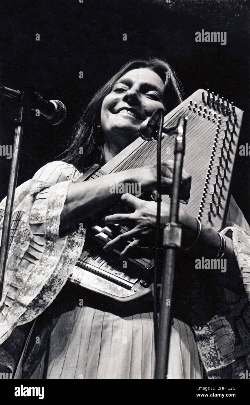 Judy Collins suona un autoharp, in concerto allo Schaefer Music Festival di Central Park, Manhattan nel 1975 Foto Stock