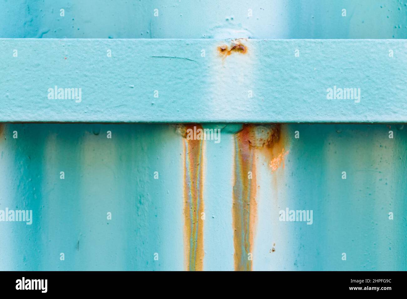 particolare di ruggine su una recinzione in metallo verde Foto Stock