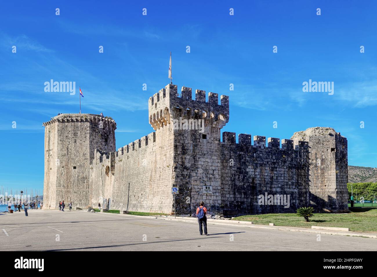 Turista alla fortezza di Kamerlengo, Città Vecchia di Trogir, Croazia Foto Stock