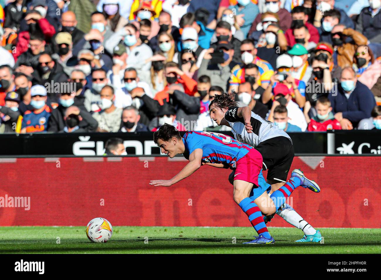 Valencia, Spagna, 20 febbraio 2022, Pablo Martin 'Gavi' del FC Barcelona e Bryan Gil di Valencia durante il campionato spagnolo la Liga partita di calcio tra Valencia CF e FC Barcelona il 20 febbraio 2022 allo stadio Mestalla di Valencia, Spagna - Foto: Ivan Terron/DPPI/LiveMedia Foto Stock
