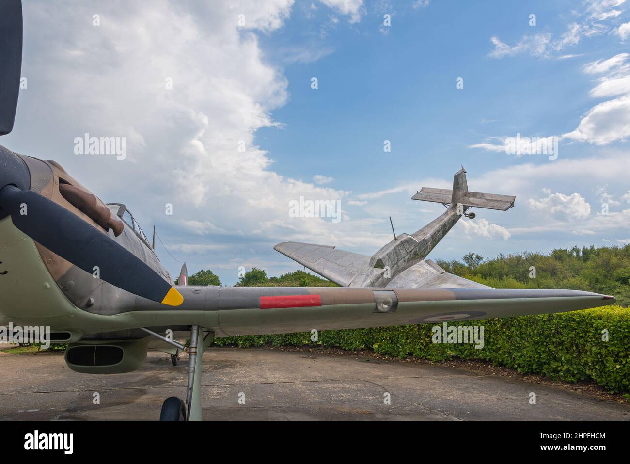Replica Hawker Hurricane e Junker 87 in mostra al di fuori della Battaglia di Gran Bretagna Memorial a Capel-le-Ferne, Folkestone, Kent, Inghilterra, Regno Unito Foto Stock