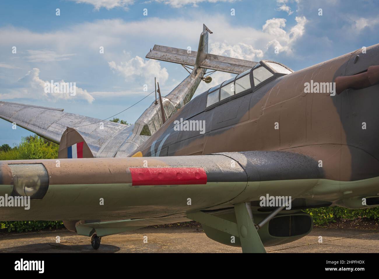 Replica Hawker Hurricane e Junker 87 in mostra al di fuori della Battaglia di Gran Bretagna Memorial a Capel-le-Ferne, Folkestone, Kent, Inghilterra, Regno Unito Foto Stock